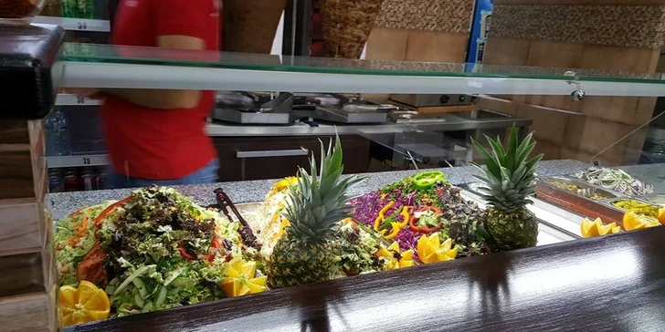 Chutná svačinka z grilu: Kebab s porcí hranolků, salátem a dresinkem