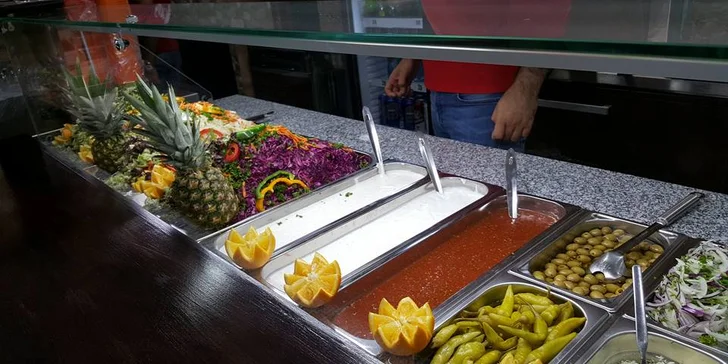 Svačina z grilu: Telecí či kuřecí kebab s hranolky, salátem a dresinkem