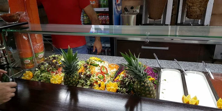 Svačina z grilu: Telecí či kuřecí kebab s hranolky, salátem a dresinkem