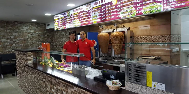 Chutná svačinka z grilu: Kebab s porcí hranolků, salátem a dresinkem
