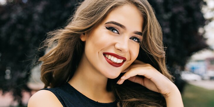 Zářivý úsměv z centra Altadent: Dentální hygiena s fluoridací zubů nebo Air-Flow