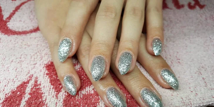Krásné a upravené nehty luxusní kosmetikou Crystal Nails