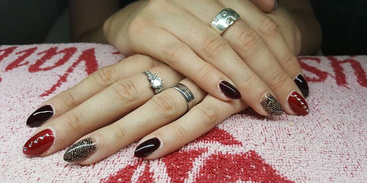 Krásné a upravené nehty luxusní kosmetikou Crystal Nails