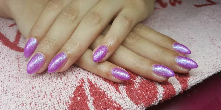 Krásné a upravené nehty luxusní kosmetikou Crystal Nails