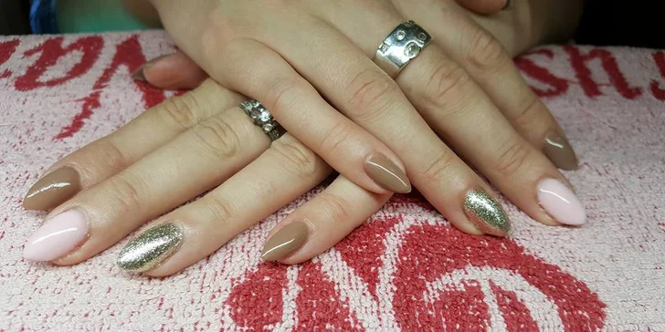 Krásné a upravené nehty luxusní kosmetikou Crystal Nails