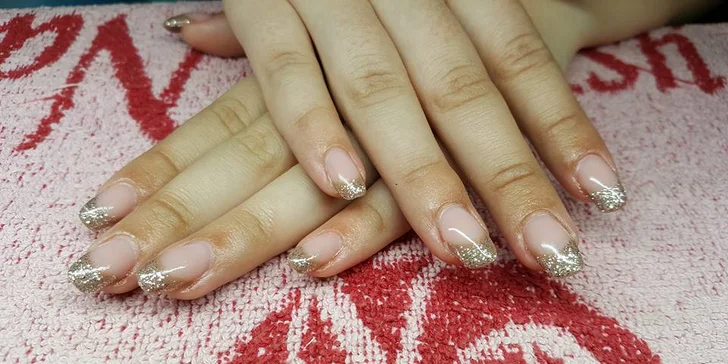 Krásné a upravené nehty luxusní kosmetikou Crystal Nails