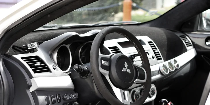 Jízda na okruhu ve Ferrari či závodním Mitsubishi