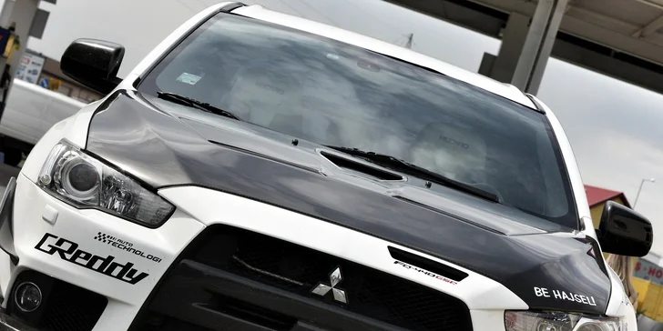 Jízda na okruhu ve Ferrari či závodním Mitsubishi