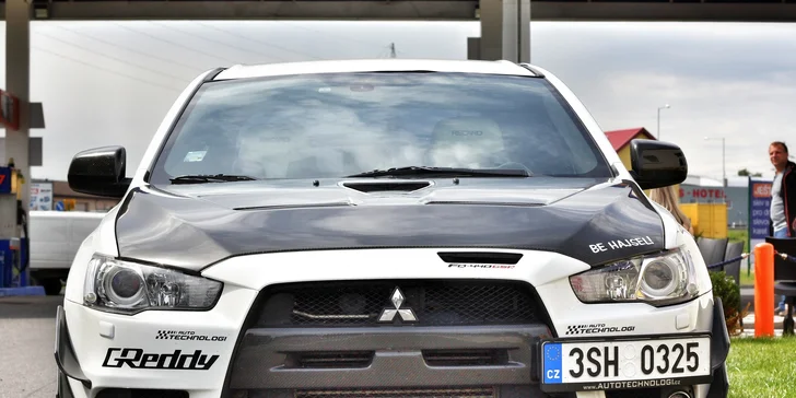 Jízda na okruhu ve Ferrari či závodním Mitsubishi