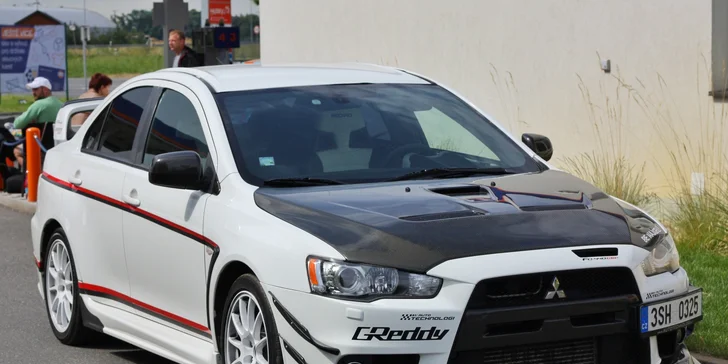 Jízda na okruhu ve Ferrari či závodním Mitsubishi
