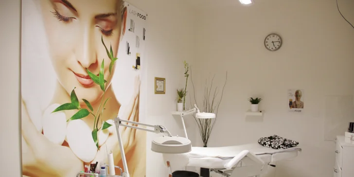 Prodloužení a zhuštění řas objemovou technikou Volume Extensions