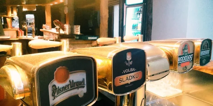 Burger s hovězím, kuřecím nebo se sýrem dle výběru a hranolky pro 1 i 2 os.