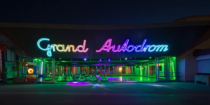 Grand Autodrom - tu môžete robiť všetko to, čo je na cestách zakázané. Narážať do áut, odrezávať ich alebo jazdiť nesprávnym smerom.