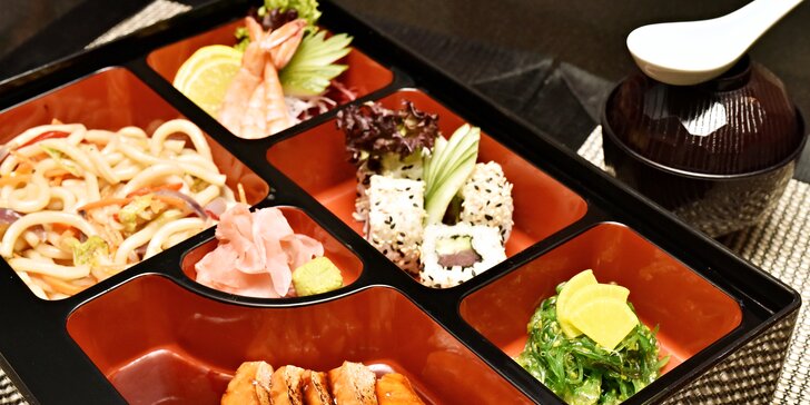 Obědové menu v asijském rytmu: Miso polévka, losos, sushi i nudle udon