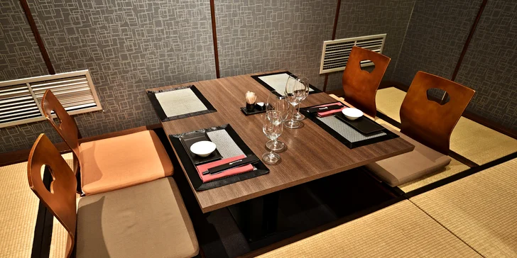 S citem pro detail: polévka, 38 kousků čerstvého sushi, různé saláty i dezert pro 2