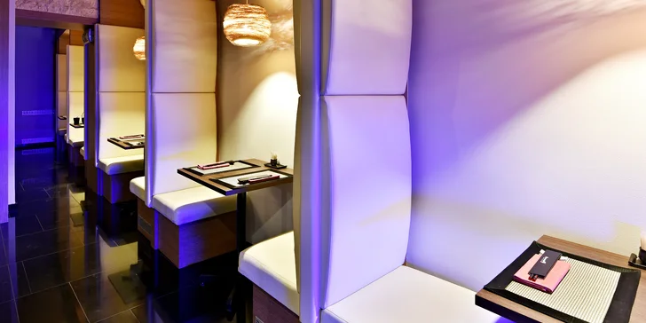 S citem pro detail: polévka, 38 kousků čerstvého sushi, různé saláty i dezert pro 2