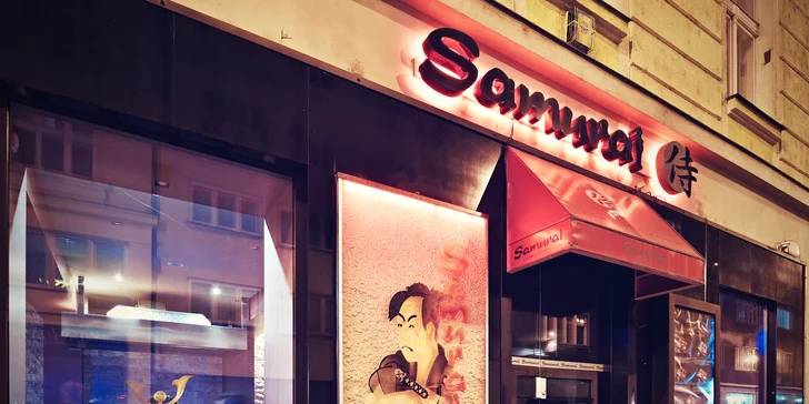 S citem pro detail: polévka, 38 kousků čerstvého sushi, různé saláty i dezert pro 2