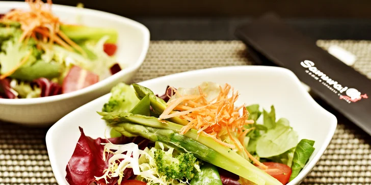 Samurai menu pro 2 sushi bojovníky: 38 ks sushi, polévka, salát i dezert