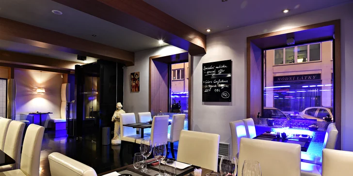 S citem pro detail: polévka, 38 kousků čerstvého sushi, různé saláty i dezert pro 2