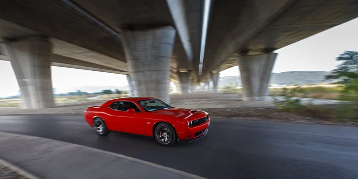 Amerika v Plzni: 15 nebo 30 minut řidičem bouráku Dodge Challenger SRT