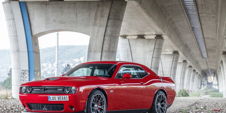 Amerika v Plzni: 15 nebo 30 minut řidičem bouráku Dodge Challenger SRT