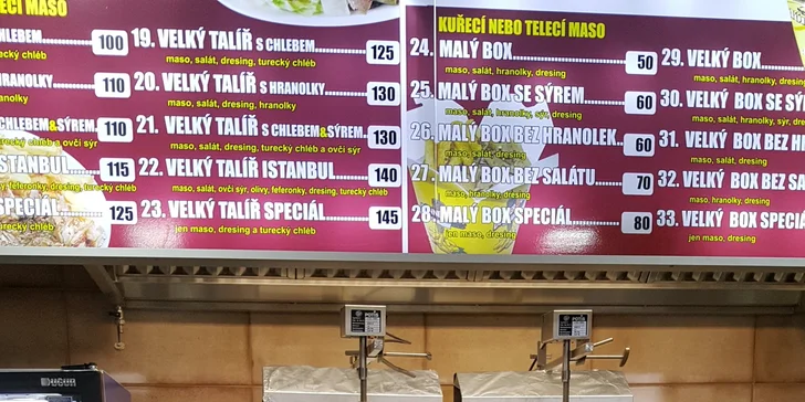 Chutná svačinka z grilu: Kebab s porcí hranolků, salátem a dresinkem