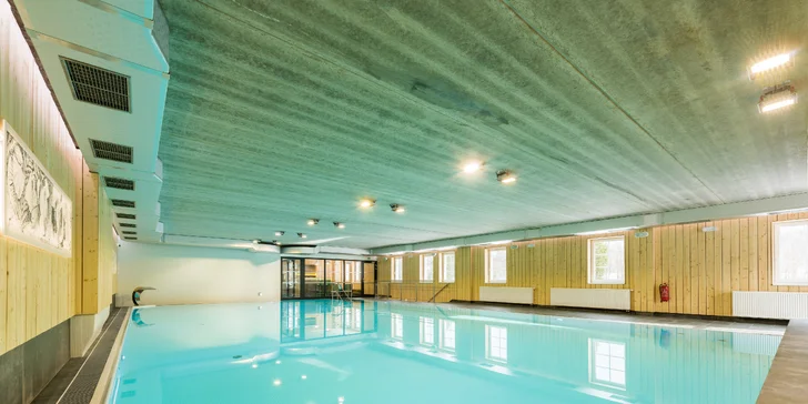 Bazén je veľký 18 × 9 m a hlboký 1,43 m. Vybavený je 12 masážnymi tryskami, protiprúdom, masážnym chrličom a vyhrievanou lavicou.