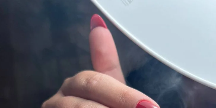 Na gelové zpevnění včetně aplikace gel laku si vyhraďte cca 90 minut. 