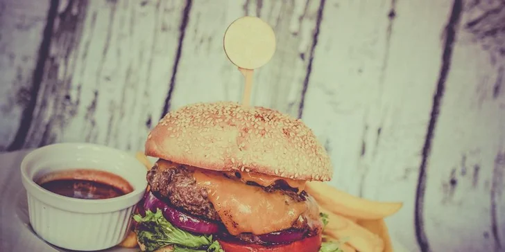Jen se zakousnout: 2 hovězí burgery Deluxe s hranolky a barbecue omáčkou