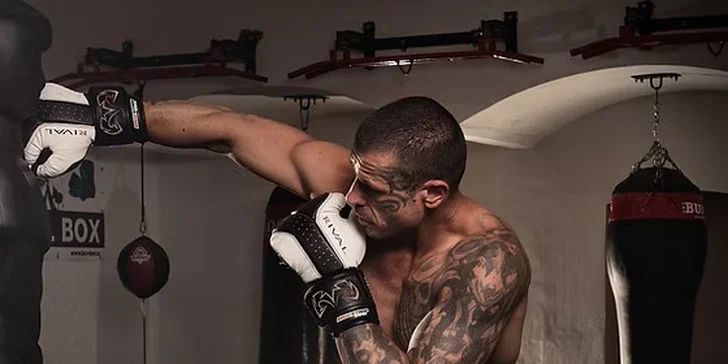 Těšte se na zahřátí, nácvik na lapách i lehký sparing. 