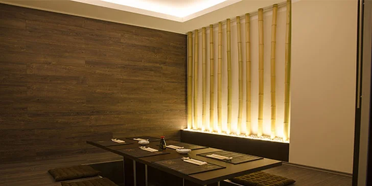 Gurmánský set v autentické sushi restauraci: vydatná polévka ramen a 24 rolek