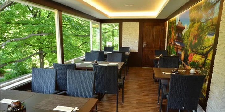 Gurmánský set v autentické sushi restauraci: vydatná polévka ramen a 24 rolek