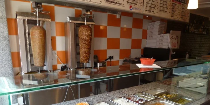 Chutná svačinka z grilu: Kebab s porcí hranolků, salátem a dresinkem