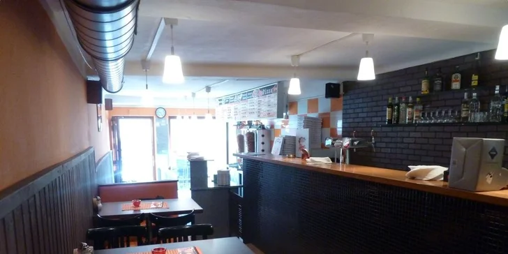 Chutná svačinka z grilu: Kebab s porcí hranolků, salátem a dresinkem