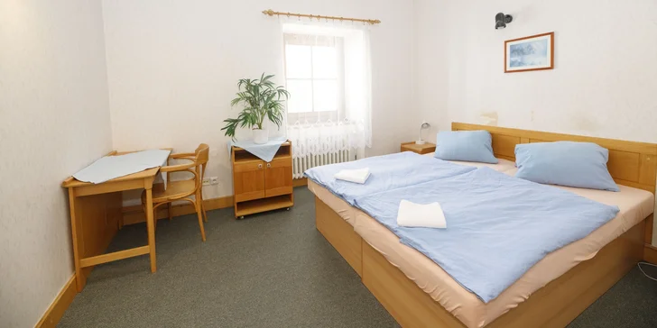Ubytujete se v jednoduše zařízených pokojích Malé Rennerovky.