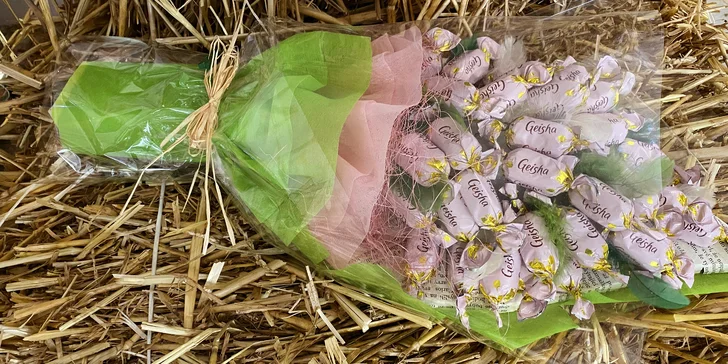 Na výběr jsou 4 druhy kytic – s Geisha bonbóny, s kuličkami Ferrero Rocher či Rafaello a srdce s Merci čokoládkami doplněné o Ferrero kuličky. 