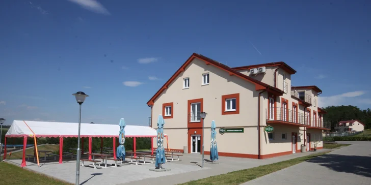 V areálu kempu funguje restaurace.