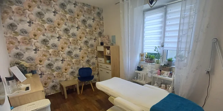 Dočkáte se povrchového i hloubkového čištění, peelingu, aplikace masky a krému i úpravy obočí. 