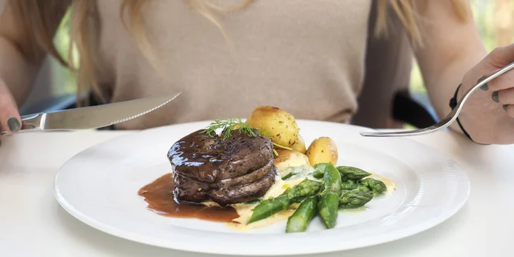 Do restaurace si ale můžete přijít dát i oběd nebo večeři.