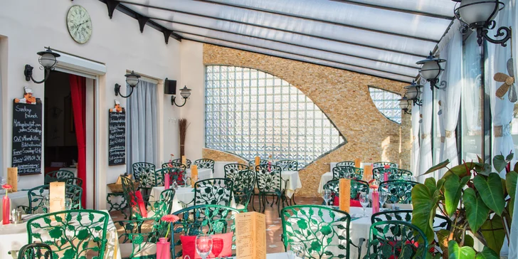 Snídaně i večeře se podávají formou bufetu v hotelové restauraci Mandola, kde vaří maďarské i mezinárodní gastronomické speciality.