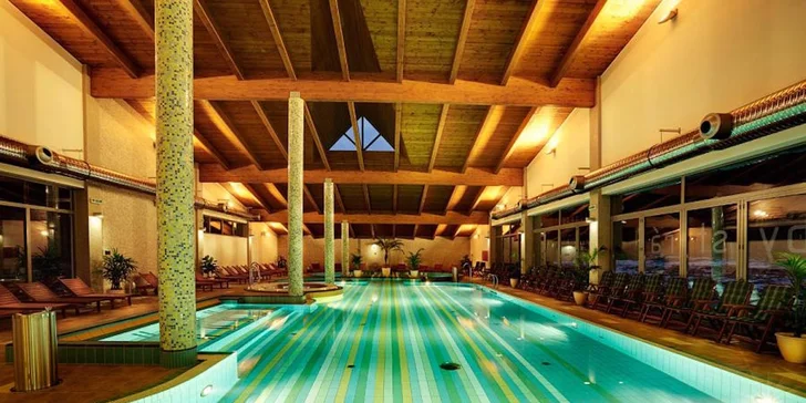 Součástí wellness v hotelu Bystrá je velký bazén.