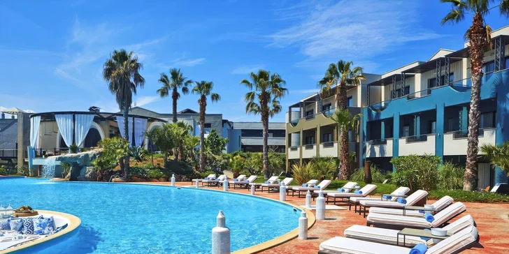 Hotel disponuje venkovním bazénem s brouzdalištěm. 