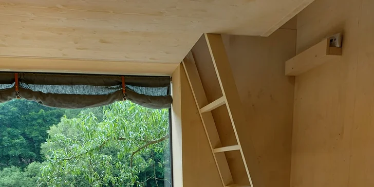 Nachystaných je dostatok svietidiel a tiež powerbanka. Elektrina tu nie je. Vykurovanie zabezpečujú plynové kachle.