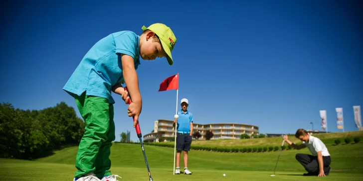 Neďaleko hotela si za poplatok zahráte golf.