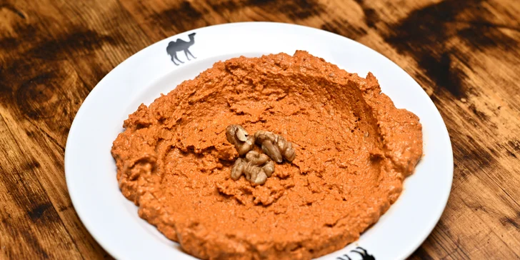 Muhamara (pasta z drcených vlašských ořechů, pečených červených paprik s panenským olivovým olejem, špetkou chilli a římským kmínem)