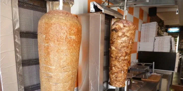 Chutná svačinka z grilu: Kebab s porcí hranolků, salátem a dresinkem