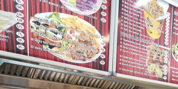 Chutná svačinka z grilu: Kebab s porcí hranolků, salátem a dresinkem