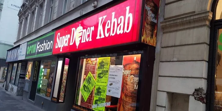 Chutná svačinka z grilu: Kebab s porcí hranolků, salátem a dresinkem