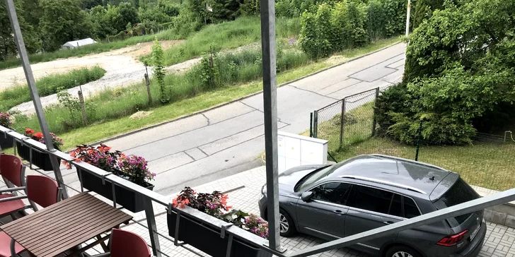 Pokoje disponují také balkonem a bezplatným parkováním.