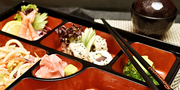 Obědové menu v japonském rytmu: Miso polévka, losos, sushi i nudle udon